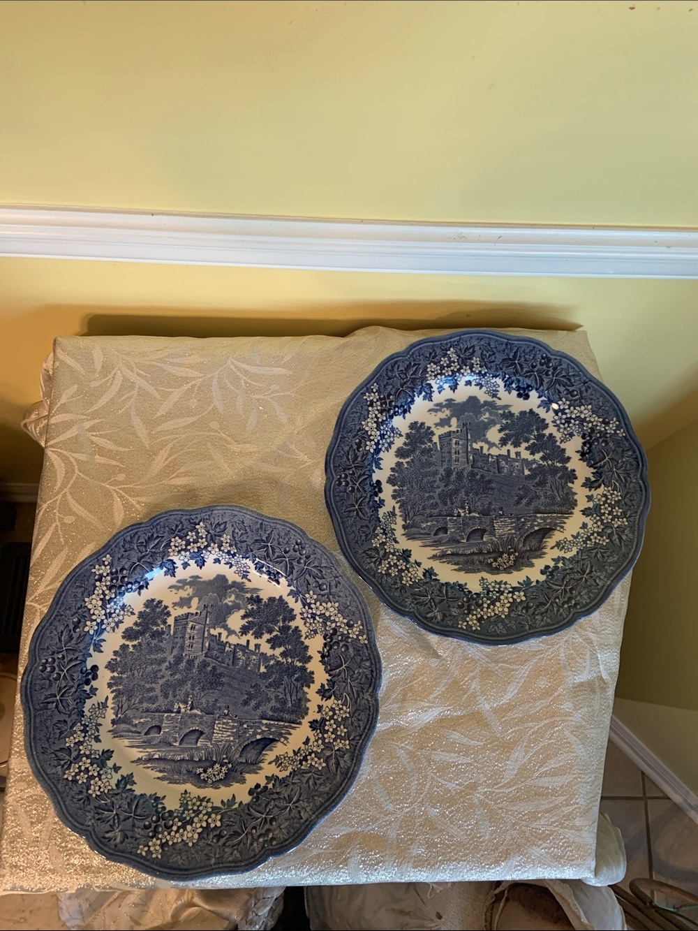 Merrie England Haddon Hall J&G Meskin Dinner Plates Set of 2